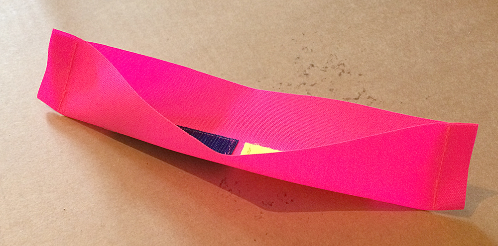 Band an den Enden zusammen nähen