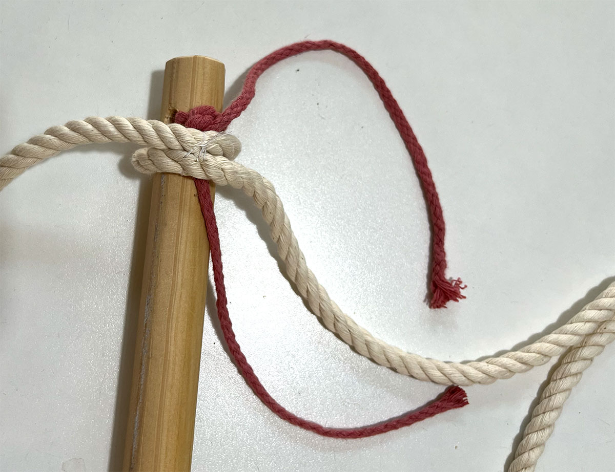 Seil auf Rundholz schieben